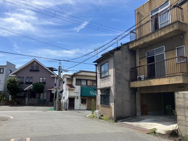 姫路市広畑区末広町３丁目の中古一戸建の前面道路含む現地写真