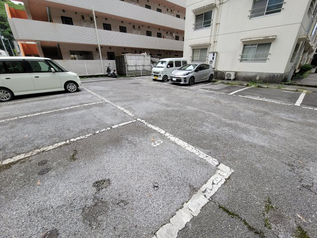 泉野ハイツの駐車場