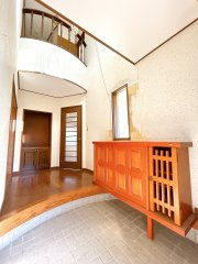 光市光井2丁目　戸建ての玄関|玄関の写真です。吹き抜けのある設計で、自然光が入りやすく、広がりのある心地よい空間が広がります。
