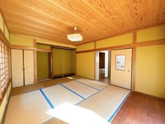 光市光井2丁目　戸建ての和室|1階和室
約8畳の畳と広縁を備えた和室で、床の間が和の趣を感じさせる空間です。玄関横の独立した配置のため、来客のお部屋としても活躍する使い勝手の良い一室です。
