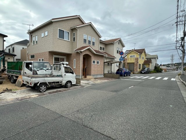 明石市大久保町大窪　新築戸建ての前面道路含む現地写真