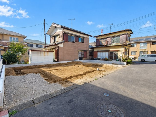 三郷市　栄1丁目　新築戸建　全1棟  の前面道路含む現地写真|完成が楽しみな新築戸建。建築中だからこそ工事の進捗を確認でき、完成後の暮らしをイメージしながらご検討いただけます。