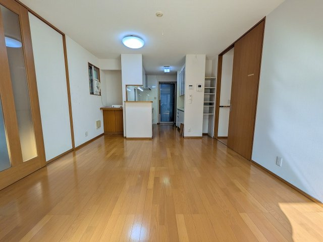 八王子市　元八王子町　中古戸建ての居間・リビング|～14.75帖の明るいLDKで、家族団欒の時間をお過ごしいただけます～