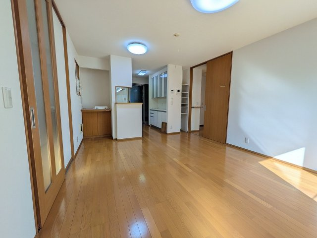 八王子市　元八王子町　中古戸建ての内装|～14.75帖の明るいLDKで、家族団欒の時間をお過ごしいただけます～
