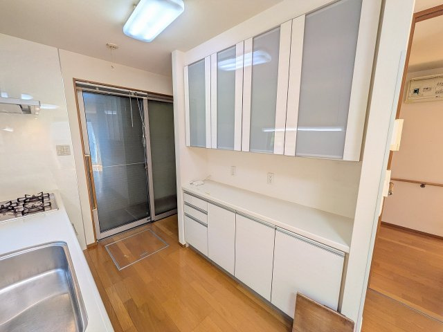 八王子市　元八王子町　中古戸建てのキッチン|～備付けのカップボード付き～
