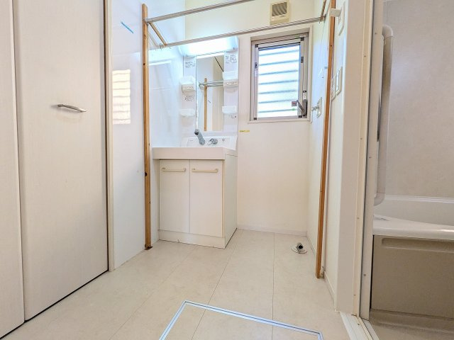八王子市　元八王子町　中古戸建ての脱衣所|～窓付きで明るい洗面所　換気もしやすいです～