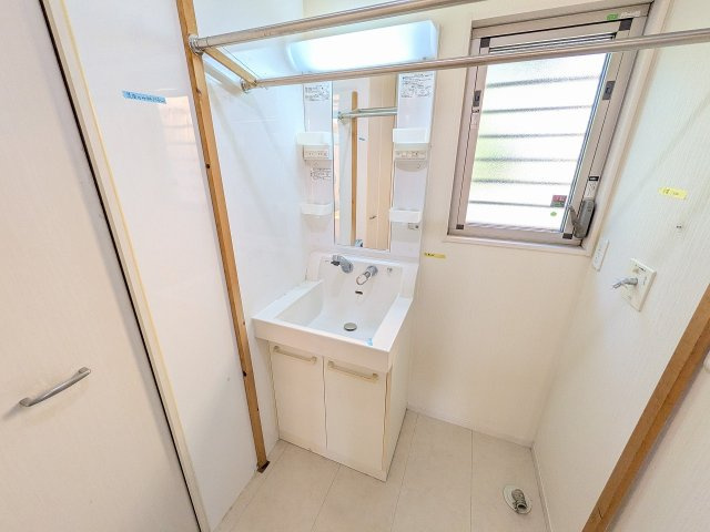 八王子市　元八王子町　中古戸建ての独立洗面台|～シャワー付きの独立洗面台～