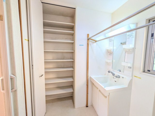 八王子市　元八王子町　中古戸建ての収納|～リネン類や洗剤の収納に便利な可動棚付き～