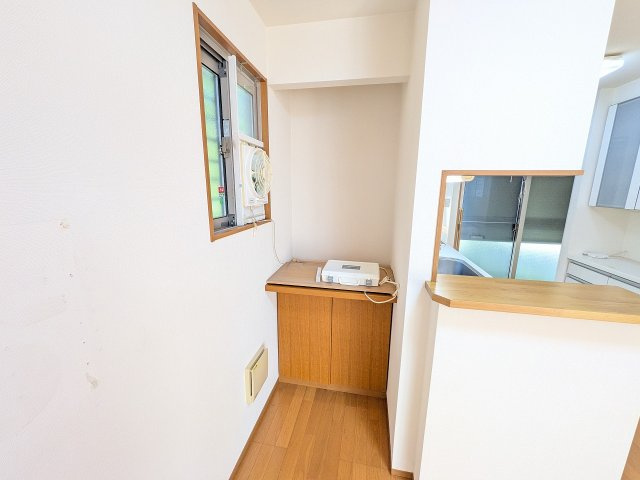 八王子市　元八王子町　中古戸建ての居間・リビング|～LDKには便利なカウンターも設置～