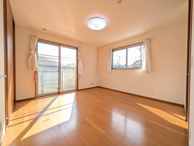 八王子市　元八王子町　中古戸建ての寝室|～2階8.0帖の主寝室　ベッドなど大型家具のレイアウトも楽しめる広さです～