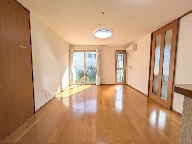 八王子市　元八王子町　中古戸建ての居間・リビング|～14.75帖の明るいLDKで、家族団欒の時間をお過ごしいただけます～