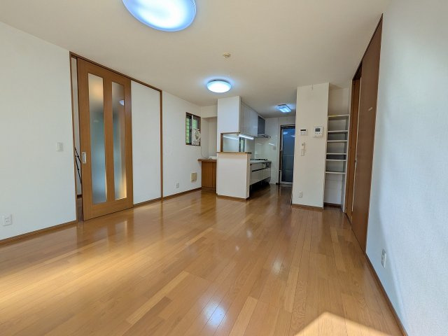 八王子市　元八王子町　中古戸建ての居間・リビング|～14.75帖の明るいLDKで、家族団欒の時間をお過ごしいただけます～