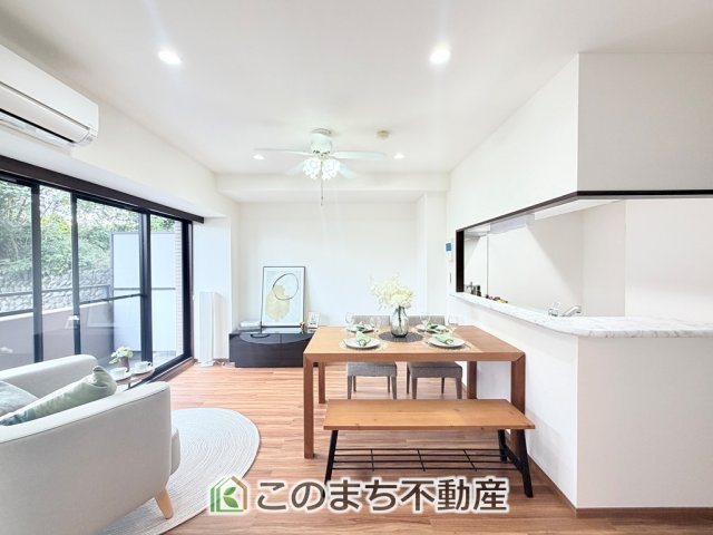 パークサイドパレスの居間・リビング|開放感のある広々としたリビング☆家族みんなでゆったりくつろげます♪
南側から暖かな日差しが差し込みます♪キッチンからリビングの様子がよく見渡せます☆