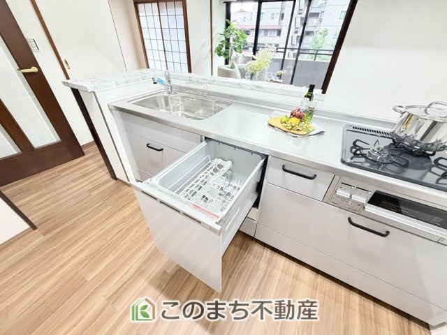 パークサイドパレスのキッチン|あったらいいなの代表的な設備である食洗機。ビルトイン型なので、おさまりもよく、使い勝手も良好です。料理をするのは好きだけど、後片付けは苦手な方に重宝します。洗う手間がないので、時間を有効に使えますね。