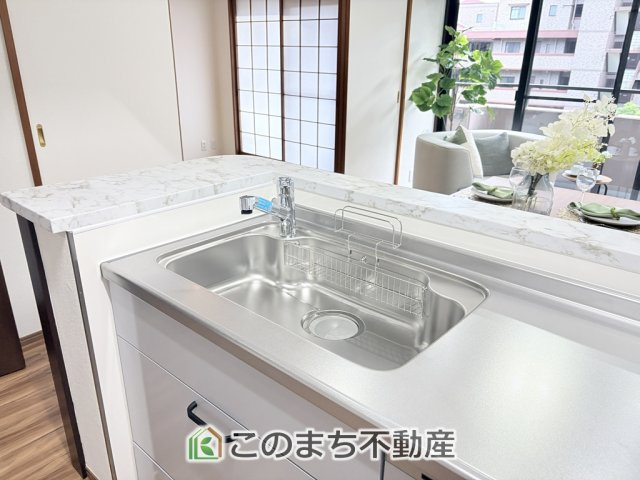 パークサイドパレスのキッチン|ビルトイン型浄水器を内蔵したキッチン水栓。お米を研いだり、野菜を洗ったりするときなど用途に応じてワンタッチで浄水に切り替えが可能です。カートリッジ式なので、フィルターを簡単に交換する事が出来ます。