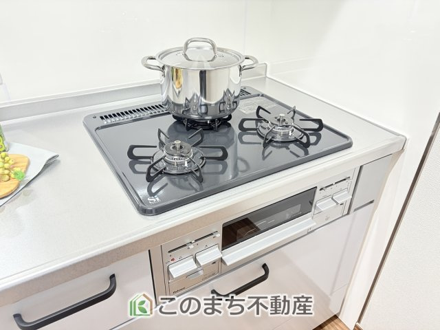 パークサイドパレスのキッチン|三ツ口コンロ採用で、同時調理もスムーズ◎！お料理を並べられるカウンター付きで、配膳・片付けをサポート！リビングで過ごすご家族とコミュニケーションを楽しみながら作業可能です♪
