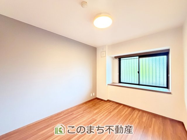 パークサイドパレスの洋室|5.5帖の７洋室には出窓が付いています。