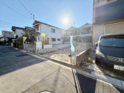 【前面道路含む現地写真】 |  石津町３丁　新築一戸建 | 全洋室２面採光の明るい住まい！たっぷりの陽光に包まれる明るい住まいに気持ちも明るくなりますね♪