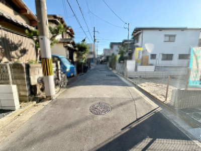 【前面道路含む現地写真】 |  石津町３丁　新築一戸建 | 【フラット３５Ｓ利用可能ですよ】固定金利なので月々の支払が安定し、家計にゆとりが生まれますね！！