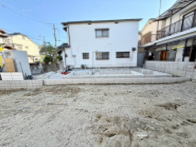 【外観】 |  石津町３丁　新築一戸建 | ゆとりのある約８帖の洋室あります！大型家具もレイアウト自在です♪個性溢れる住まいにして下さいね♪
