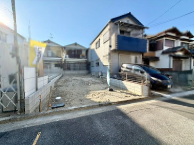 【前面道路含む現地写真】 |  石津町３丁　新築一戸建 | 全室収納有♪綺麗な室内が保てますね！家族の思い出も大切にしまっておけますね♪