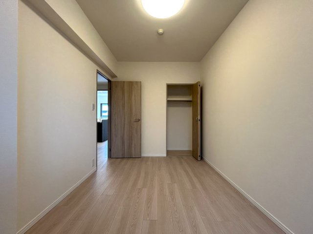 ２部屋の物件ではありますが、とにかく収納力があります！納戸も部屋としてではなく、倉庫として超優秀！！コンパクトに造られているにせよ、狭さ感じにくい摩訶不思議な、『横浜藤棚ガーデンハウス』リノベーションの洋室|スタンダードな洋室です