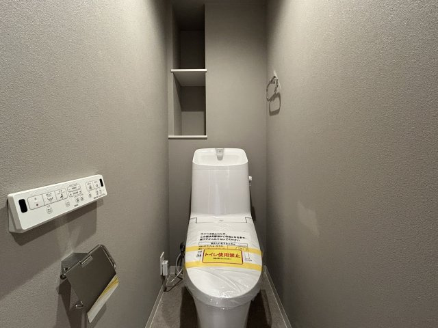 ２部屋の物件ではありますが、とにかく収納力があります！納戸も部屋としてではなく、倉庫として超優秀！！コンパクトに造られているにせよ、狭さ感じにくい摩訶不思議な、『横浜藤棚ガーデンハウス』リノベーションのトイレ|コンパクトで使いやすいトイレです