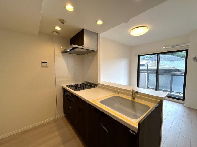 ２部屋の物件ではありますが、とにかく収納力があります！納戸も部屋としてではなく、倉庫として超優秀！！コンパクトに造られているにせよ、狭さ感じにくい摩訶不思議な、『横浜藤棚ガーデンハウス』リノベーションの居間・リビング|ゆったり過ごせるリビングです