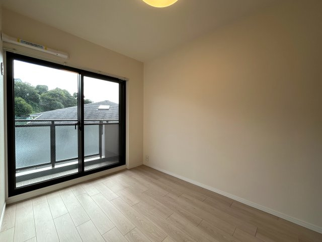 ２部屋の物件ではありますが、とにかく収納力があります！納戸も部屋としてではなく、倉庫として超優秀！！コンパクトに造られているにせよ、狭さ感じにくい摩訶不思議な、『横浜藤棚ガーデンハウス』リノベーションの洋室|ゆったりした洋室です
