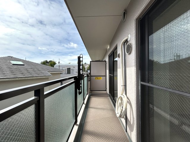 ２部屋の物件ではありますが、とにかく収納力があります！納戸も部屋としてではなく、倉庫として超優秀！！コンパクトに造られているにせよ、狭さ感じにくい摩訶不思議な、『横浜藤棚ガーデンハウス』リノベーションのバルコニー|バルコニー付きです