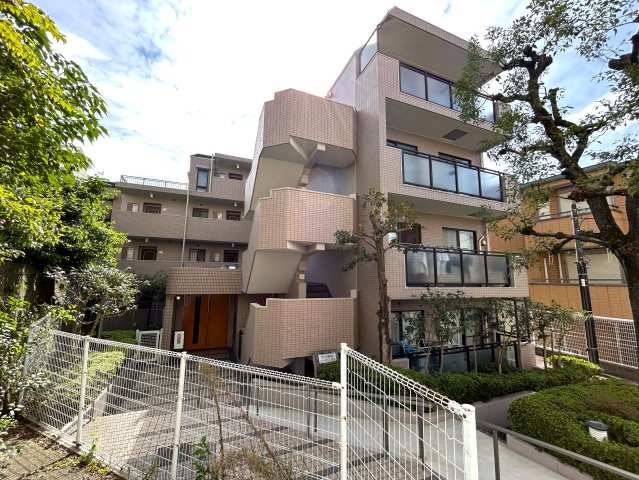 ２部屋の物件ではありますが、とにかく収納力があります！納戸も部屋としてではなく、倉庫として超優秀！！コンパクトに造られているにせよ、狭さ感じにくい摩訶不思議な、『横浜藤棚ガーデンハウス』リノベーションの外観|建物外観を気になさる方へ、見た目の良い物件です