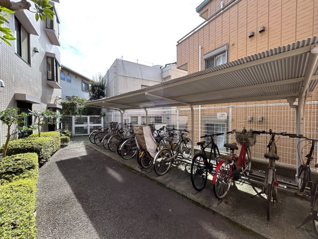 ２部屋の物件ではありますが、とにかく収納力があります！納戸も部屋としてではなく、倉庫として超優秀！！コンパクトに造られているにせよ、狭さ感じにくい摩訶不思議な、『横浜藤棚ガーデンハウス』リノベーションの駐輪場