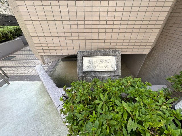 ２部屋の物件ではありますが、とにかく収納力があります！納戸も部屋としてではなく、倉庫として超優秀！！コンパクトに造られているにせよ、狭さ感じにくい摩訶不思議な、『横浜藤棚ガーデンハウス』リノベーションの外観|外はこのようになっています