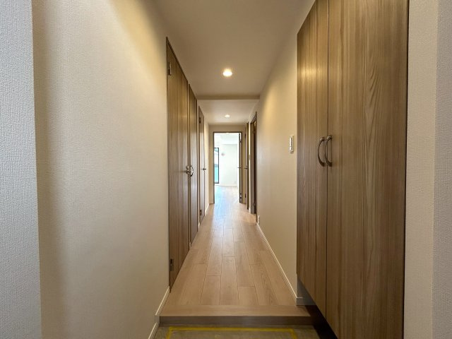 ２部屋の物件ではありますが、とにかく収納力があります！納戸も部屋としてではなく、倉庫として超優秀！！コンパクトに造られているにせよ、狭さ感じにくい摩訶不思議な、『横浜藤棚ガーデンハウス』リノベーションの玄関|シンプルで使いやすい玄関です