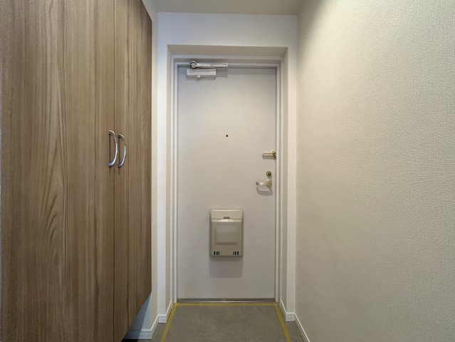 ２部屋の物件ではありますが、とにかく収納力があります！納戸も部屋としてではなく、倉庫として超優秀！！コンパクトに造られているにせよ、狭さ感じにくい摩訶不思議な、『横浜藤棚ガーデンハウス』リノベーションの玄関|毎日通る玄関はこちらです