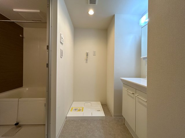 ２部屋の物件ではありますが、とにかく収納力があります！納戸も部屋としてではなく、倉庫として超優秀！！コンパクトに造られているにせよ、狭さ感じにくい摩訶不思議な、『横浜藤棚ガーデンハウス』リノベーションのランドリースペース