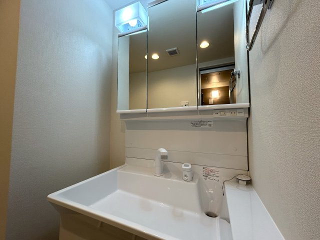 ２部屋の物件ではありますが、とにかく収納力があります！納戸も部屋としてではなく、倉庫として超優秀！！コンパクトに造られているにせよ、狭さ感じにくい摩訶不思議な、『横浜藤棚ガーデンハウス』リノベーションの独立洗面台|独立洗面台、小物を置くことができて便利です