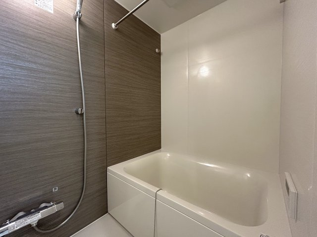 ２部屋の物件ではありますが、とにかく収納力があります！納戸も部屋としてではなく、倉庫として超優秀！！コンパクトに造られているにせよ、狭さ感じにくい摩訶不思議な、『横浜藤棚ガーデンハウス』リノベーションの浴室|ゆったり過ごせるお風呂です