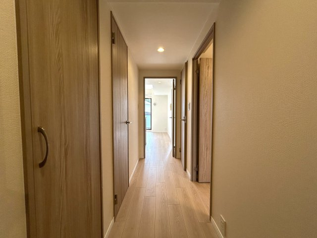 ２部屋の物件ではありますが、とにかく収納力があります！納戸も部屋としてではなく、倉庫として超優秀！！コンパクトに造られているにせよ、狭さ感じにくい摩訶不思議な、『横浜藤棚ガーデンハウス』リノベーションの内装|おしゃれな内装です