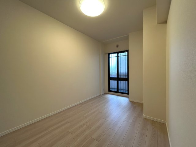 ２部屋の物件ではありますが、とにかく収納力があります！納戸も部屋としてではなく、倉庫として超優秀！！コンパクトに造られているにせよ、狭さ感じにくい摩訶不思議な、『横浜藤棚ガーデンハウス』リノベーションの洋室|洋室です
