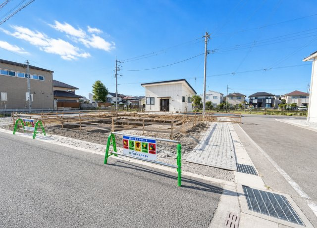 ハートフルタウン前橋市朝日町1丁目1番　Ａ号棟の前面道路含む現地写真|角地で陽当たり良好です☆前面道路含む現地写真です。前面道路も広々しています。