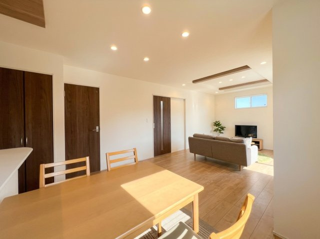稲城市東長沼の新築一戸建の居間・リビング