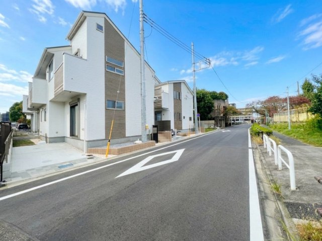 稲城市東長沼の新築一戸建の前面道路含む現地写真