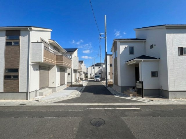 稲城市東長沼の新築一戸建の前面道路含む現地写真