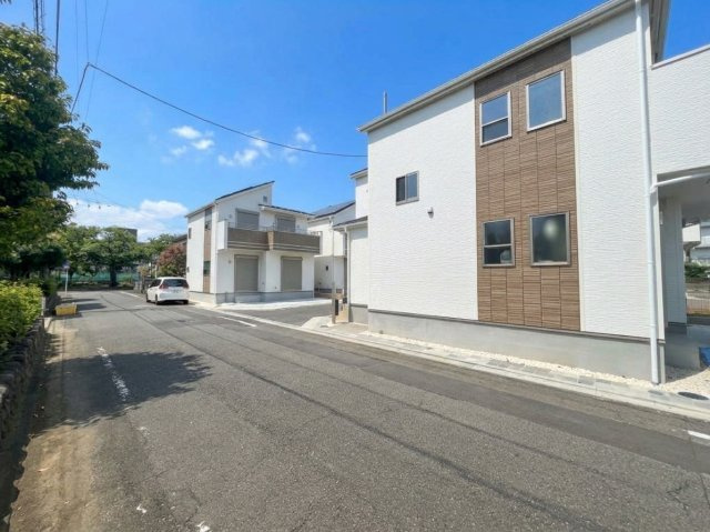稲城市東長沼の新築一戸建の前面道路含む現地写真