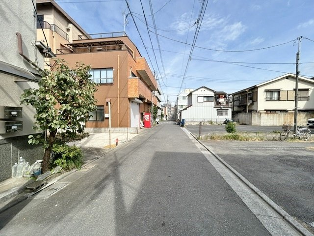 板橋区仲町 限定1区画の前面道路含む現地写真|伸びやかな東側公道に面する限定1区画
板橋区仲町の落ち着いた住宅地