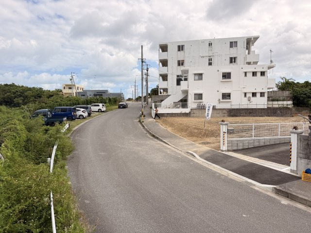 うるま市昆布　オーシャンビュー（1区画）の前面道路含む現地写真|※東北道路約18ｍ♪