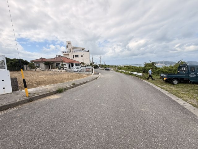 うるま市昆布　オーシャンビュー（1区画）の前面道路含む現地写真|※東北道路約18ｍ♪