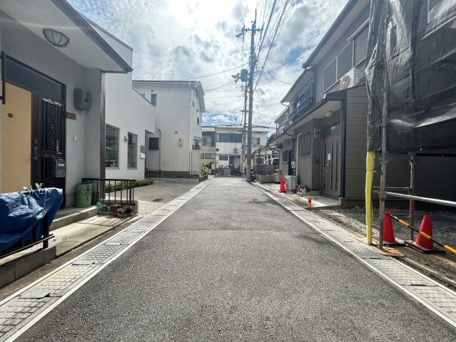木幡御園　建築条件無土地の前面道路含む現地写真|小学校まで徒歩４分と、パパママ安心の通学距離！（R8.10撮影）