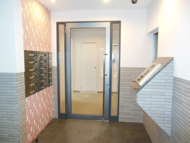 京都市左京区北白川東久保田町の賃貸マンションのエントランス